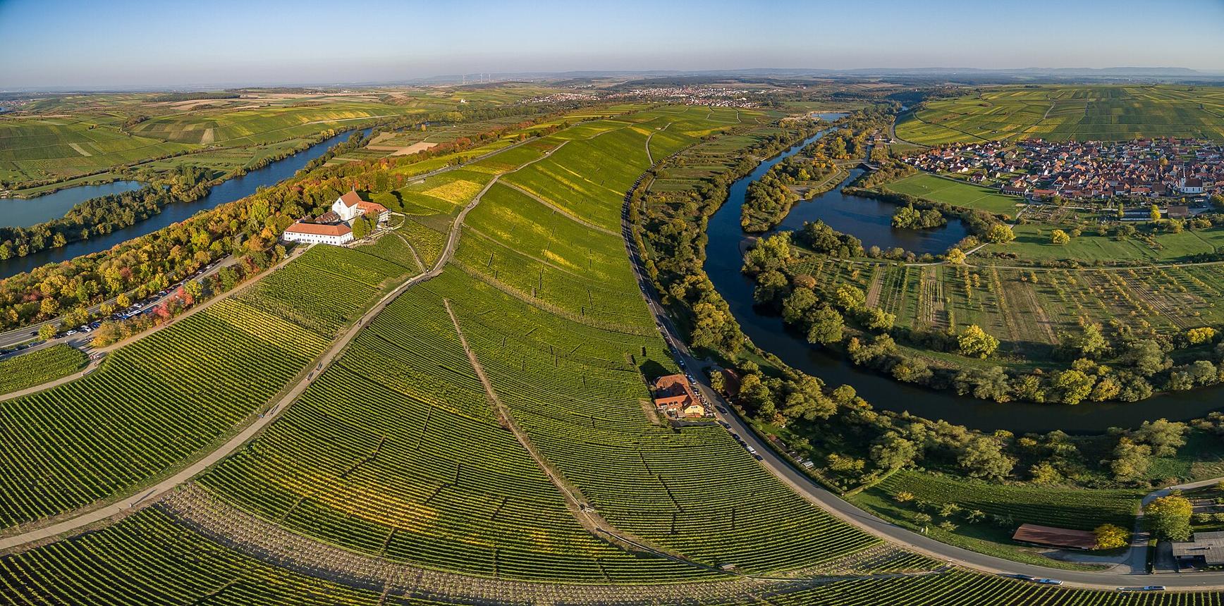 Die Mainschleife mit Obstwiesen und Weinbergen