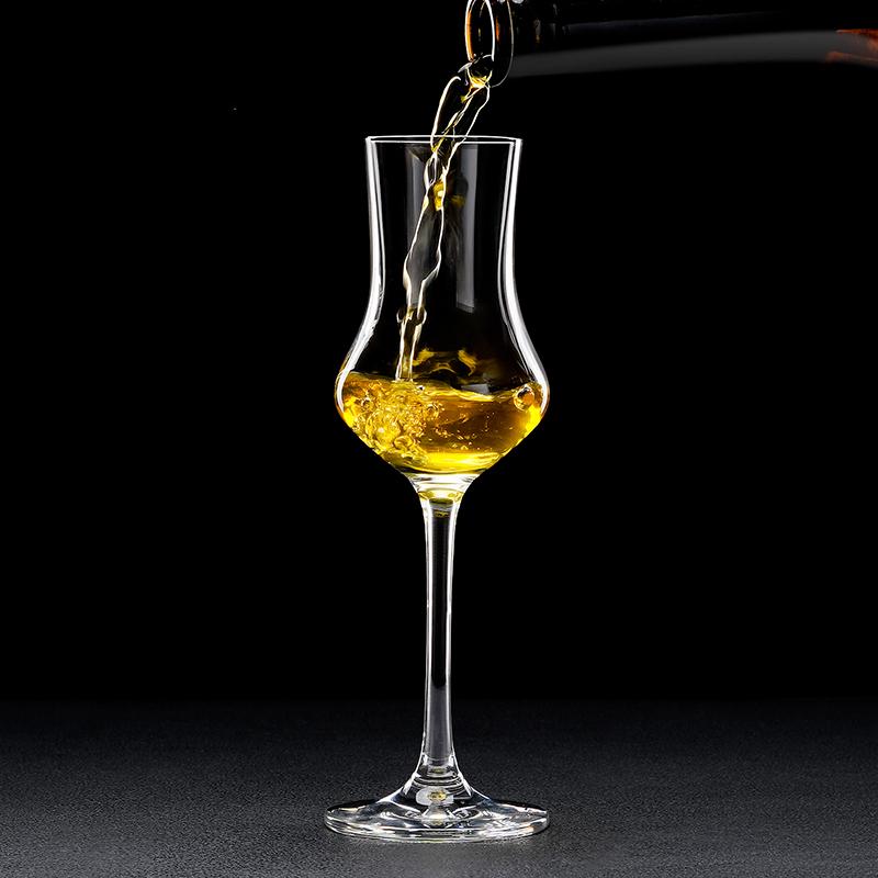 Obstbrand wird in ein Glas gegossen